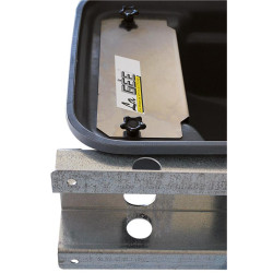 Abreuvoir Polybac 30 M simple avec rebord à cordon et support de fixation Abreuvoir Polybac 30 M simple avec rebord à cordon et support de fixation